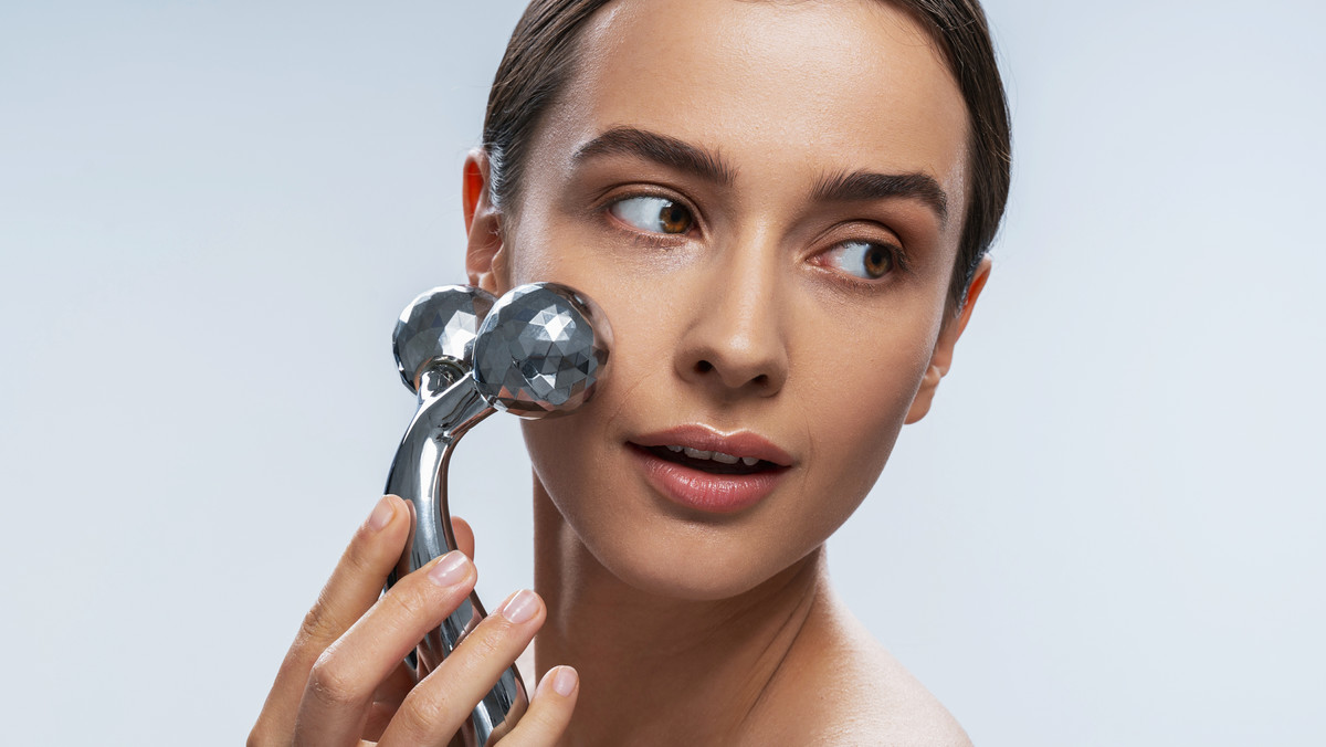 Urządzenia do pielęgnacji twarzy: zabiegi domowe na zmarszczki i zaskórniki