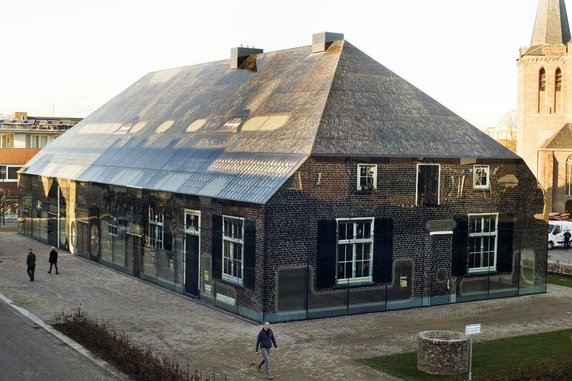 Szklany biurowiec, który wygląda jak wiejska chata, oto Glass Farm