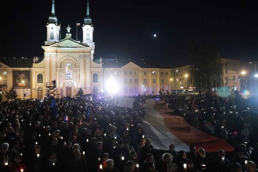 KOD wyszedł na ulice. Manifestują w obronie sądów