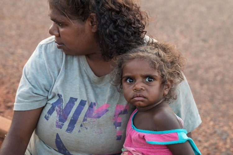 Dawne tradycje kultywuje dziś kilkadziesiąt tysięcy rdzennych mieszkańców Australii