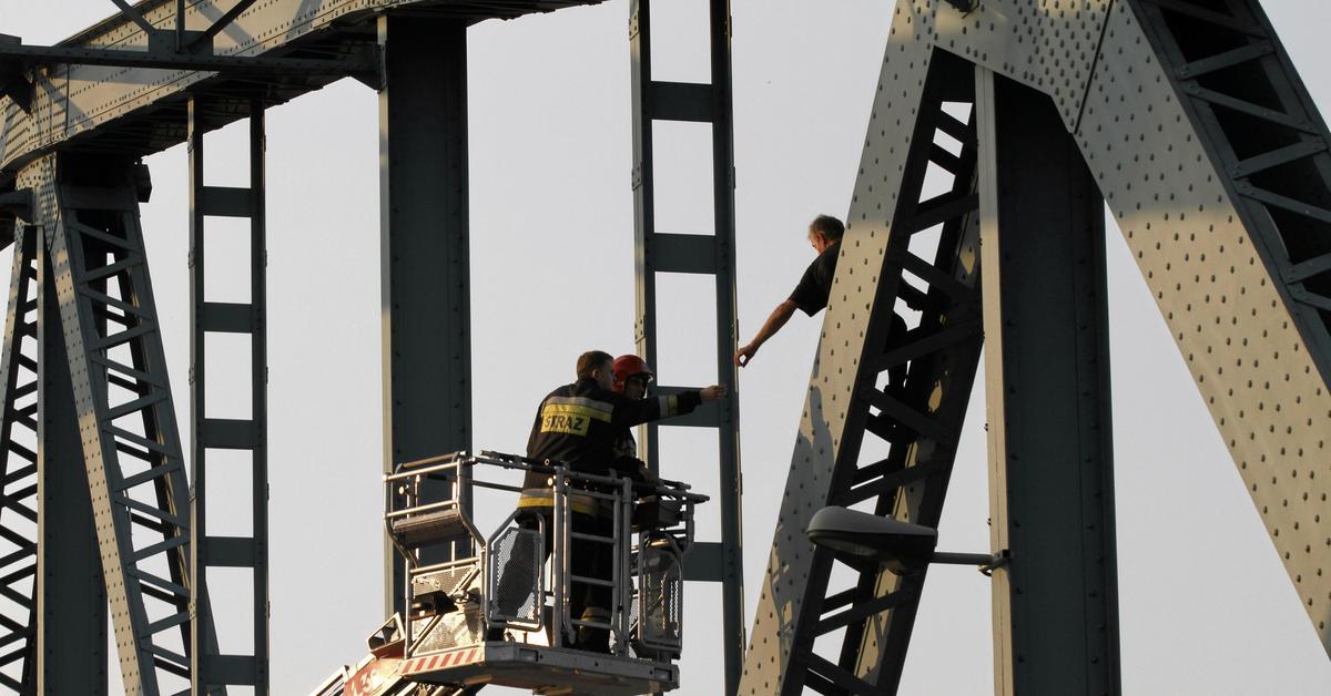 Ludzie krzyczeli: Skacz. Nam się spieszy! Samobójca na moście w Toruniu