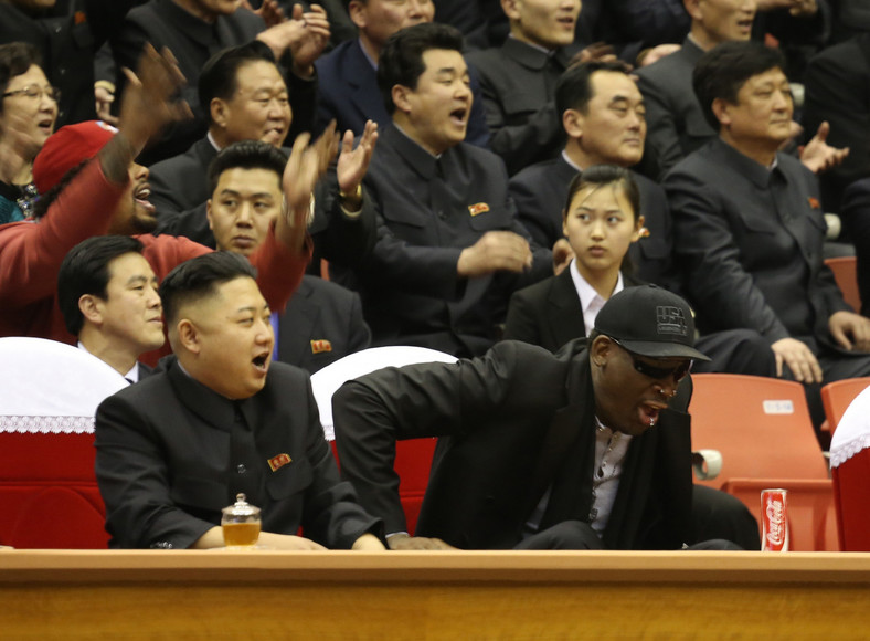 Kim Dzong Un i Dennis Rodman podczas meczu koszykówki w Pjongjang w lutym 2013 roku