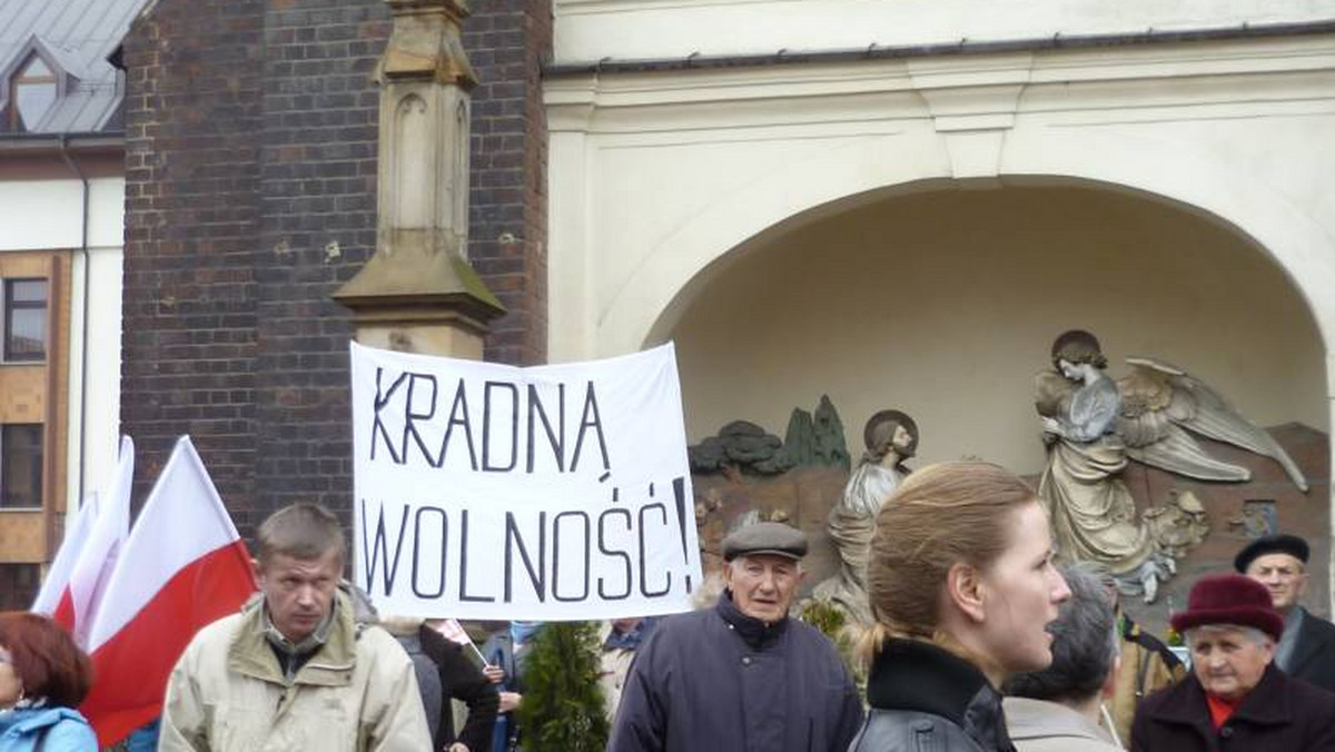 Około 1000 osób uczestniczy w niedzielnym Marszu w Obronie Wolnych Mediów, który o godz. 13:00 wyruszył spod opolskiej katedry - informuje Radio Opole.