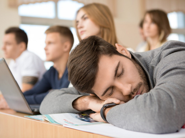 Student śpi na zajęciach.