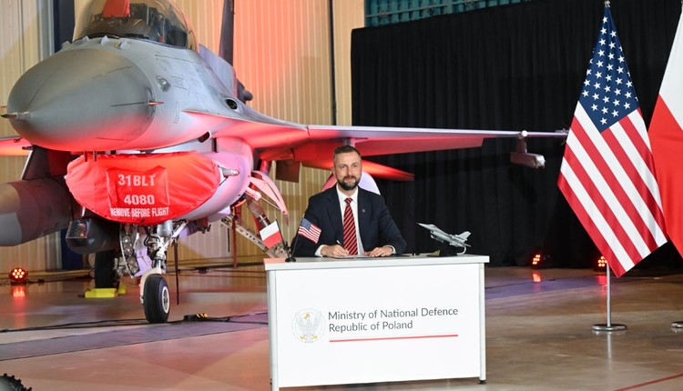 Polska modernizuje F-16. Szef MON podpisał miliardowy kontrakt