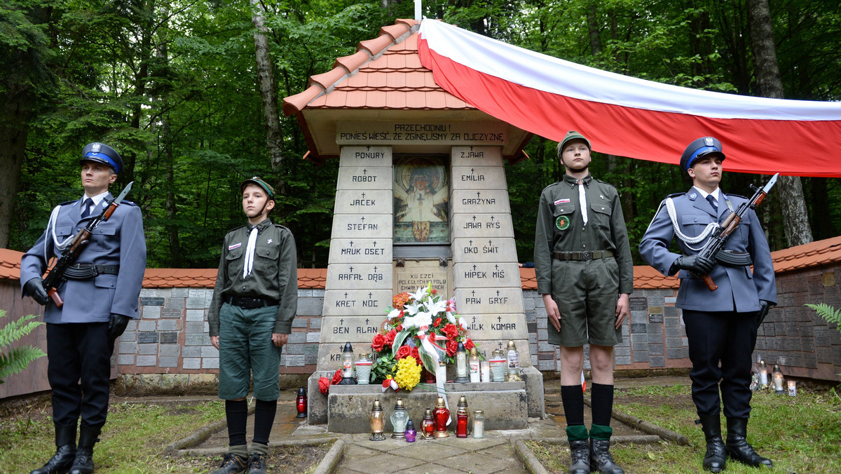 Uroczystości upamiętniające żołnierzy Armii Krajowej, walczących pod komendą Jana Piwnika ps. "Ponury" i Eugeniusza Kaszyńskiego ps. "Nurt" odbyły się wczoraj na leśnej polanie na Wykusie w Górach Świętokrzyskich. Obchodzono 60. rocznicę powstania Środowiska "Ponury" – "Nurt".