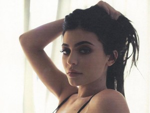 Kylie Jenner extraminiben mutogatja fenekét, mi mégis a babakocsiról nem tudjuk levenni a szemünket!