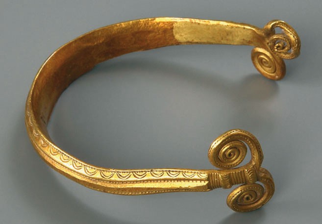 Złoty naramiennik odkryty w Letninie, pow. pyrzycki, młodsza epoka brązu (ok. 950-750 p. n.e.), Muzeum Narodowe w Szczecinie, fot. Grzegorz Solecki