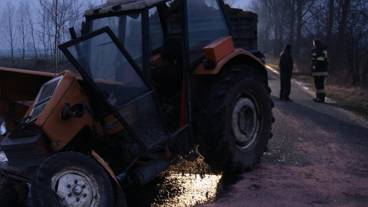 81-letni mężczyzna zginął, a jego 8-letni wnuk został ranny w wyniku wypadku podczas zwózki zboża traktorem wczoraj wieczorem w Mikołowie (Śląskie).