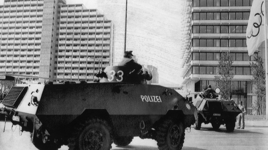 Monachium 1972 r. Policja wjeżdża do wioski olimpijskiej (courtesy Everett Collection)
