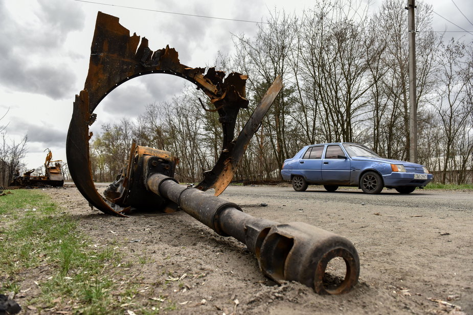Części zniszczonej artylerii samobieżnej na drodze w okolicach miasta Borodzianka w pobliżu Kijowa.