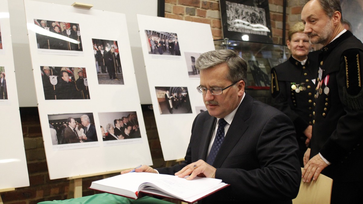 Potrzebna jest nam jedność narodu, która może się dokonać tylko w oparciu o fundament prawdy o zbrodniach stanu wojennego - powiedział w czwartek w Katowicach prezydent Bronisław Komorowski, który przybył na uroczystości 29. rocznicy pacyfikacji kopalni Wujek.