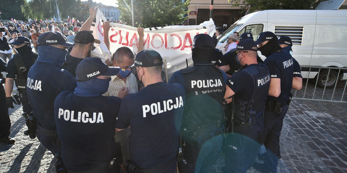 Tęczowe flagi i białe róże na Marszu Powstania Warszawskiego. Interweniowała policja