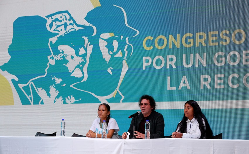 Članovi FARK-a (L-D) Marijana Zambrano, Feliks Antonio Munos Laskar (poznat i kao "pastor Alape") i Sandra Milena Pulido na konferenciji za novinare drugog dana kongresa u Bogoti