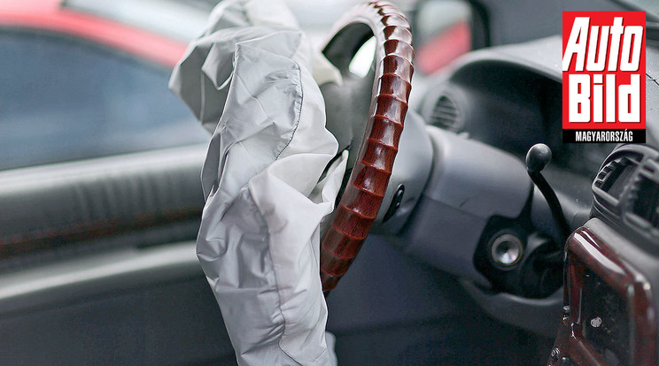 Így védenek meg a modern légzsákok és biztonsági övek / Fotó: Auto Bild