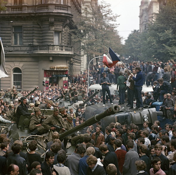 Praska Wiosna 1968 r. Mieszkańcy Pragi blokują czołgi podczas konfrontacji wojsk radzieckich z protestującymi.
