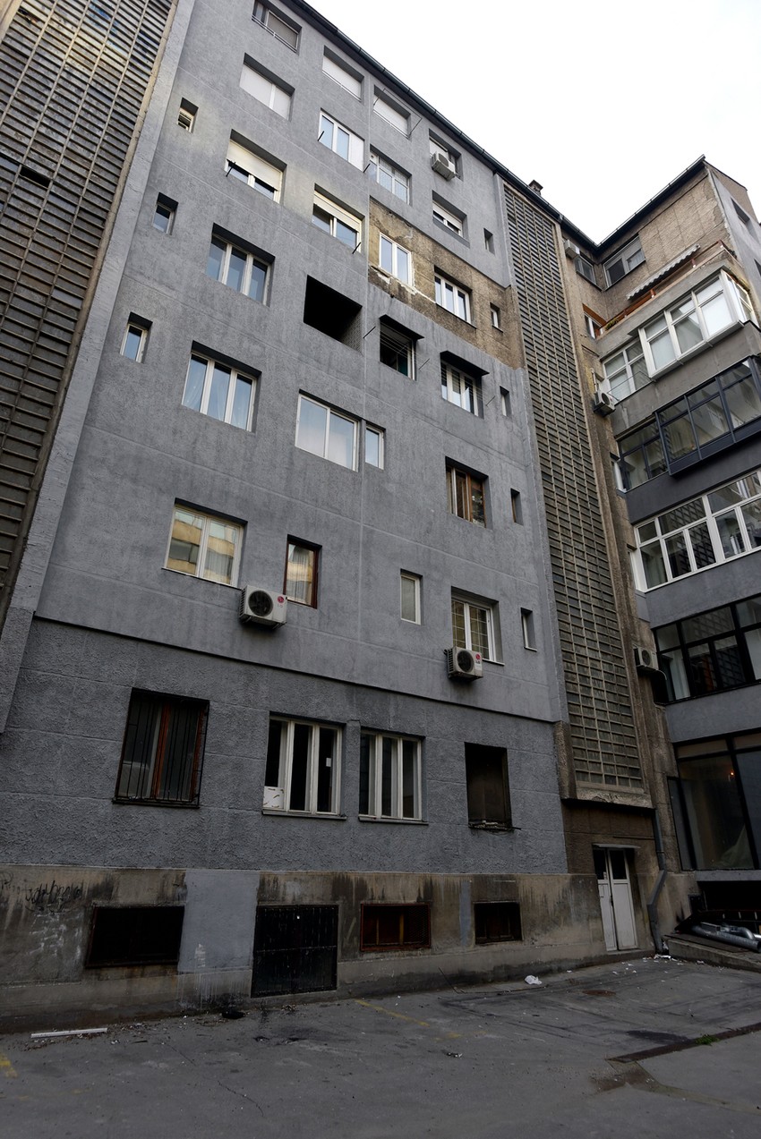 Ali sa zadnje, dvorišne strane deo nedostaje već skoro deceniju