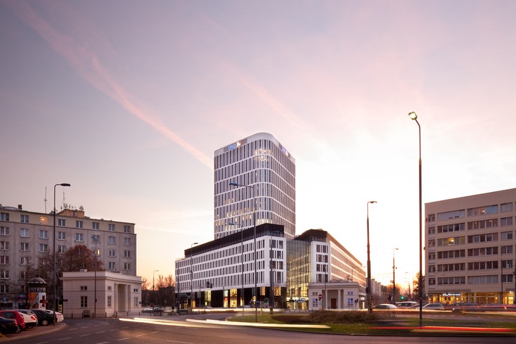 Na sprzedaż jest też należący w 40 proc. do giełdowego BBI Development projekt Plac Unii. To inwestycja biurowo-handlowa zlokalizowana przy ul. Puławskiej w Warszawie. Całkowita powierzchnia projektu to 56,2 tys. m kw., z czego 15,2 tys. m kw. stanowi powierzchnia komercyjna, a 41 tys. m kw. powierzchnia biurowa. Budynek został oddany do użytku w październiku 2013 r.