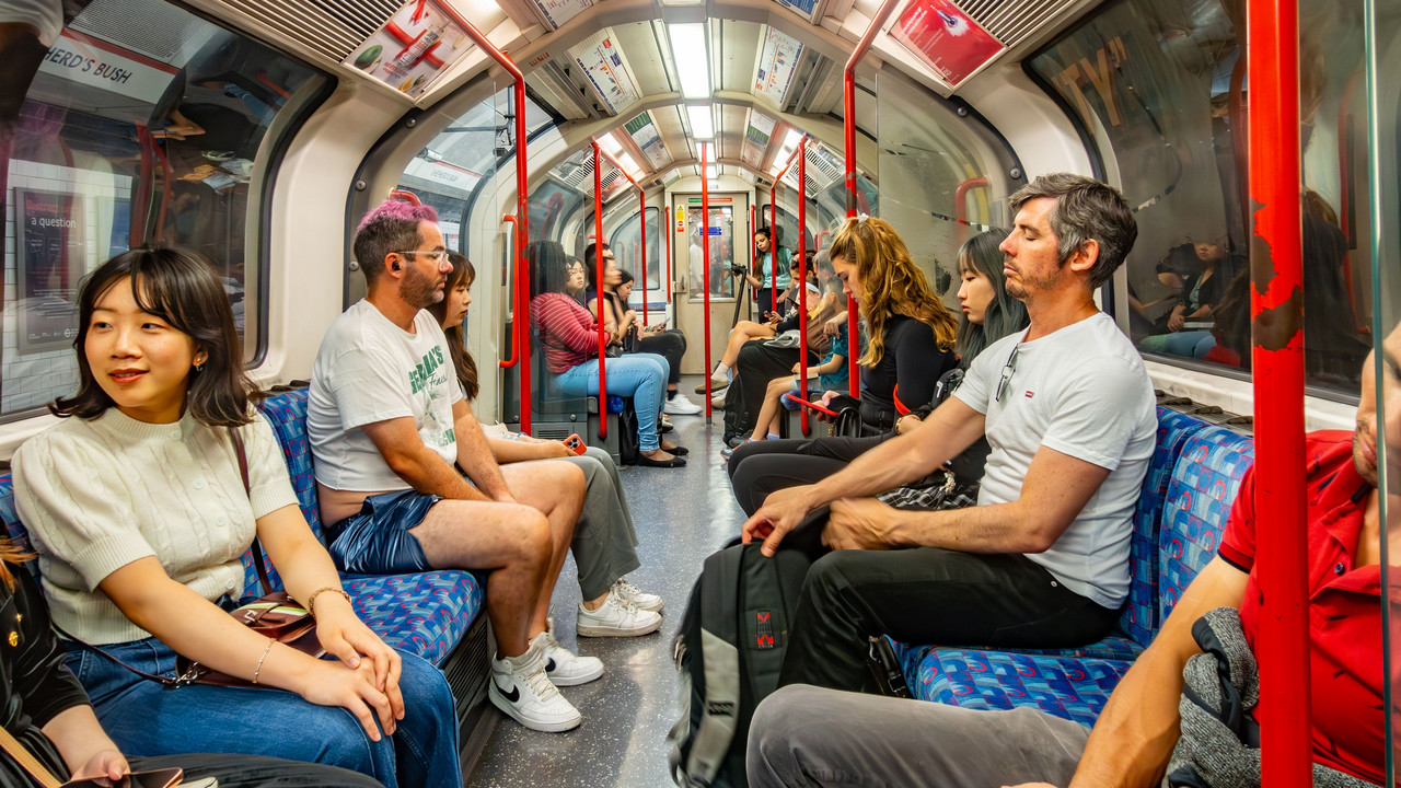 Tajemnica wzoru na siedzeniach w  londyńskim metrze. Mało kto to zauważa