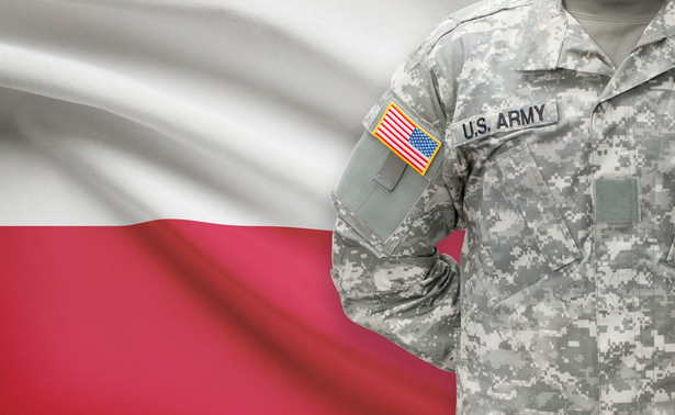 Amerykański żołnierz na tle polskiej flagi