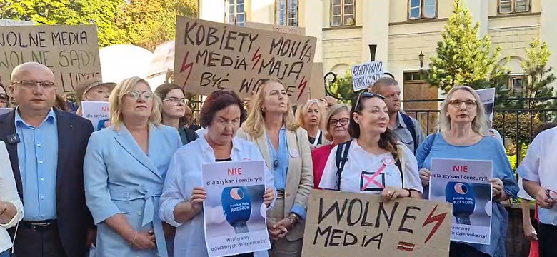 Pikieta w obronie dziennikarzy po reportażu Onetu. "Radio nie jest Tejkowskiego i Brudzińskiego!"