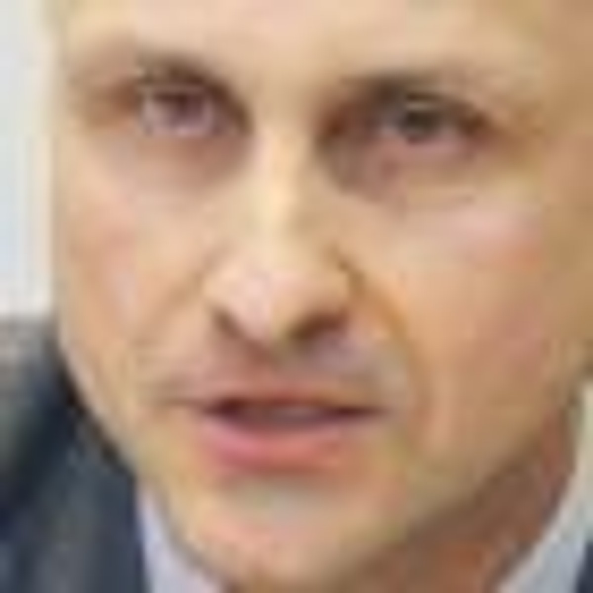 Paweł Sztwiertnia, obecnie dyrektor generalny w Związku Pracodawców Infarma, w latach 2004-2005 wiceminister zdrowia, wcześniej wicedyrektor Departamentu Finansowania Sfery Budżetowej Ministerstwa Finansów