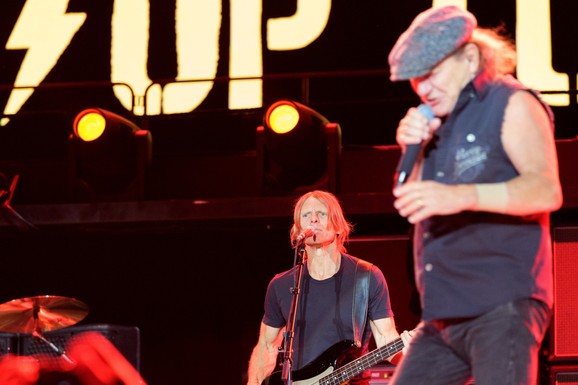 (VIDEO) DRAMA na koncertu AC/DC: Pevač Brajan Džonson UMALO POVREĐEN od projektila iz topa