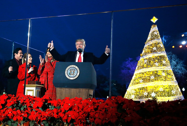 Dean Cain (pierwszy z lewej) towarzyszył prezydentowi Donaldowi Trumpowi w tradycyjnym zapaleniu choinki bożonarodzeniowej przed Białym Domem w 2017 r.