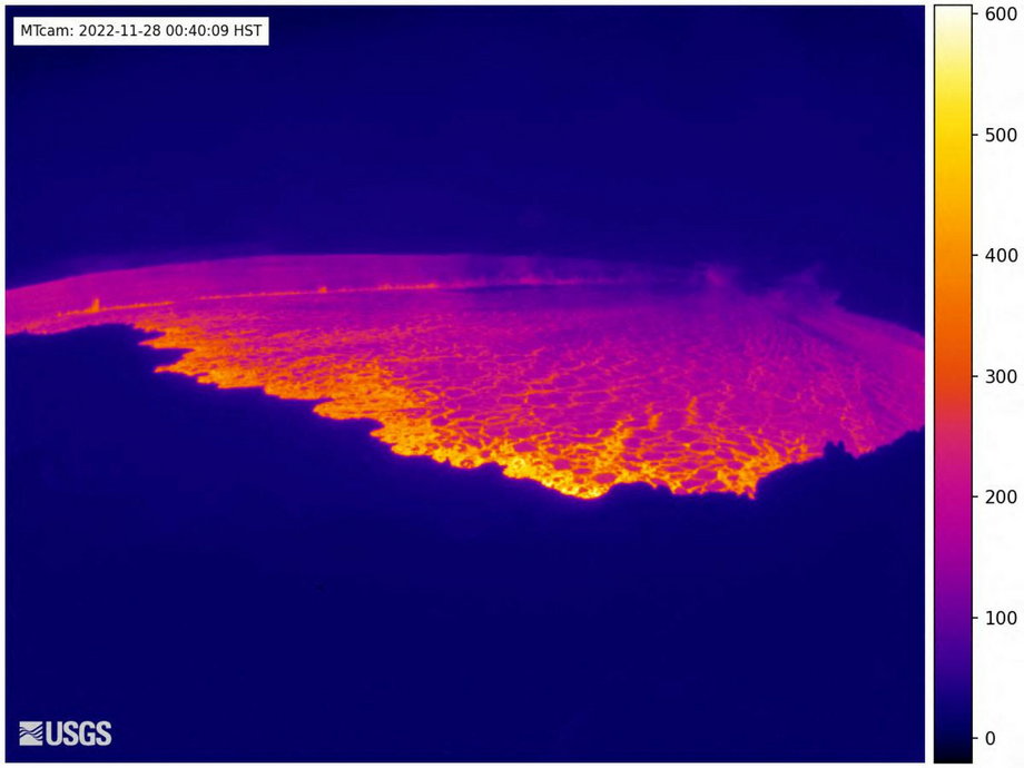 Zdjęcie opublikowane przez US Geological Survey (USGS) 28 listopada 2022 r. pokazuje widok z kamery internetowej wulkanu Mauna Loa na Hawajach, który wybuchł po raz pierwszy od prawie 40 lat.