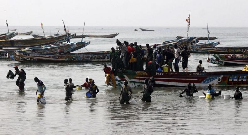 Pirogue de migrants illustration