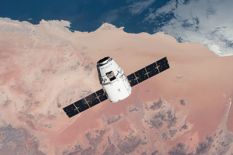 Kapsuła towarowa Dragon firmy SpaceX zbliża się do Międzynarodowej Stacji Kosmicznej, 4/10/2016 r.