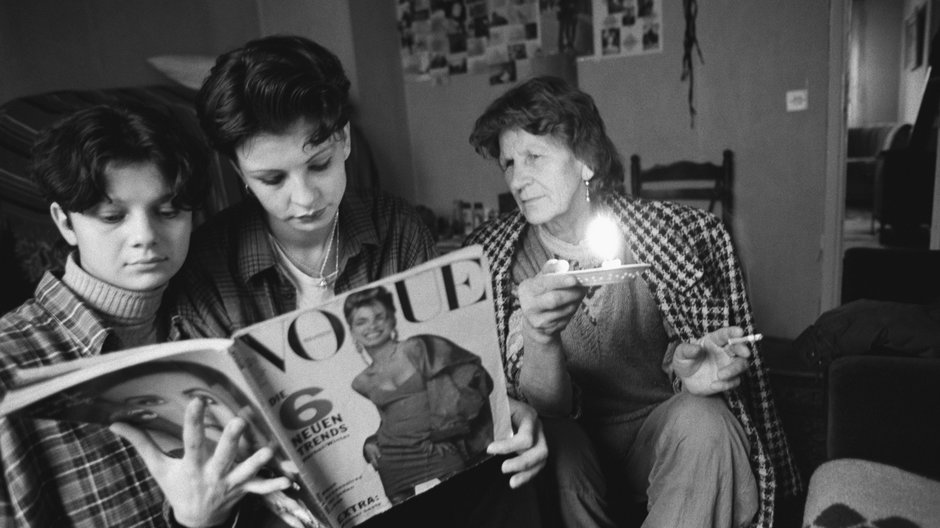 Kobiety czytające "Vogue'a" w latach 80.