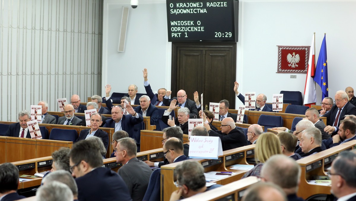 Senat przyjął wieczorem bez poprawek nowelizację ustawy o KRS i SN. Teraz trafią one do prezydenta Andrzeja Dudy, który złożył jej projekt.