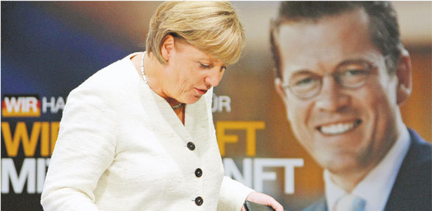 Poparcie kanclerz Angeli Merkel dla ministra Karla-Theodora zu Guttenberga spada w związku ze sprawą Opla Fot. Forum