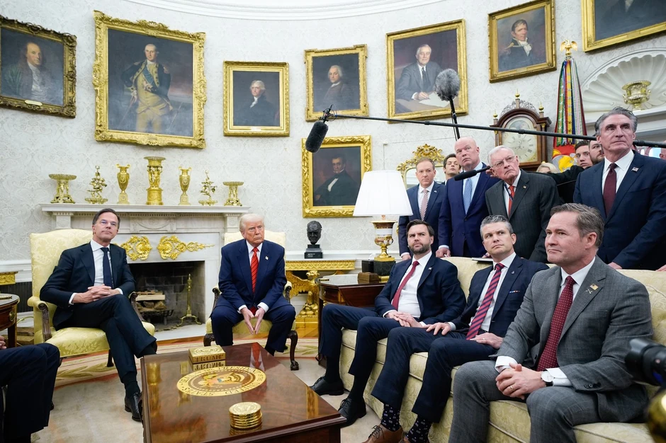 Kit Kelog (gore, 2D) na sastanku Donalda Trampa sa generalnim sekretarom NATO-a Markom Ruteom u Beloj kući 13. marta