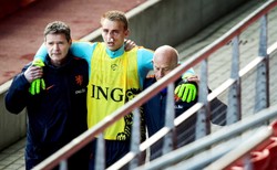 Jasper Cillesssen nieźle oberwał na treningu. Holenderski bramkarz ma złamany nos. WIDEO