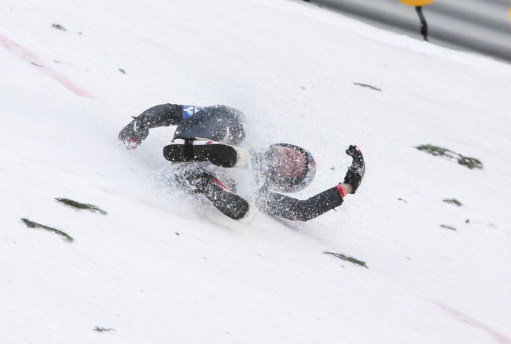 Koszmarny upadek Thomasa Morgensterna. Uderzył głową o zeskok