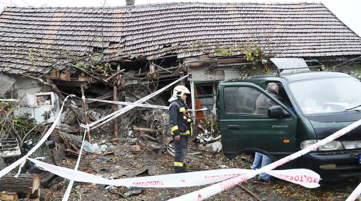 A teherautó, amely a sofőr szerint defektet kapott, a házba csapódva állt meg / Fotó: Fuszek Gábor