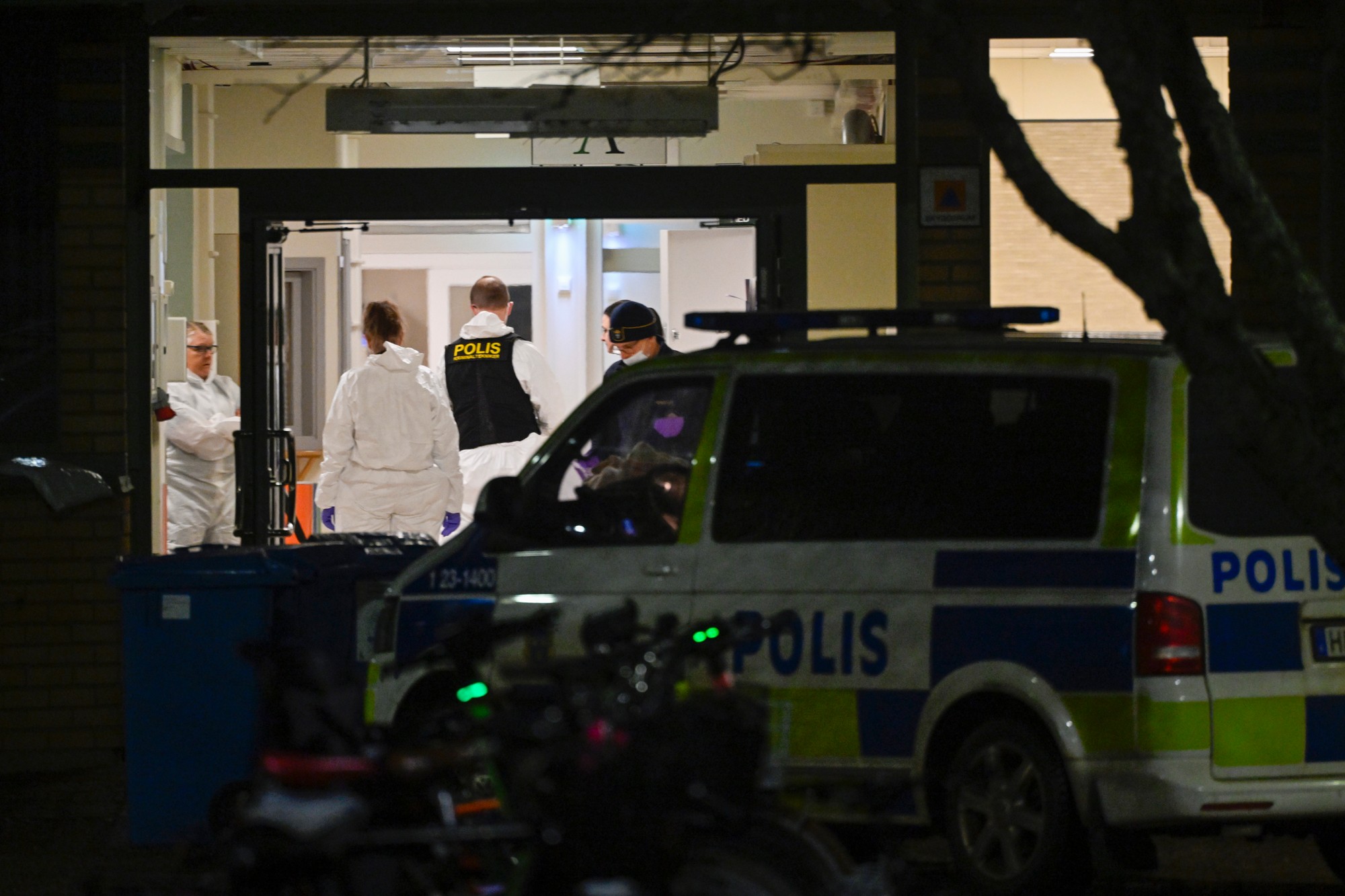 Pohotovostné služby pracujú na mieste streľby v Campus Risbergska School.