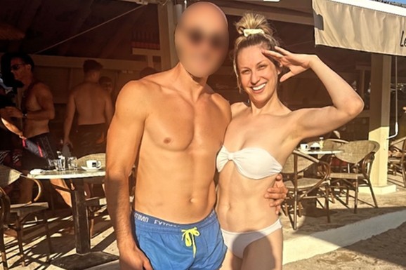 RADA MANOJLOVIĆ U ZAGRLJAJU MIŠIĆAVOG DASE! Pevačica se skinula u beli bikini, a na licu nema ni trunku šminke: Objavila fotku o kojoj svi bruje