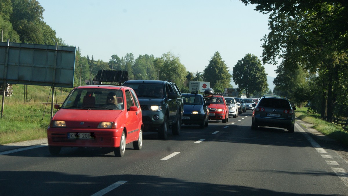 Od jutra utrudnienia dla kierowców na zakopiance. Z powodu robót drogowych będą zwężenia jezdni oraz ograniczenia prędkości. Największe utrudnienia czekają na kierowców w Rabce.