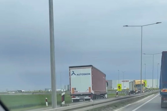 (VIDEO) SAD I KAMION VOZI U KOTRASMERU NA AUTO-PUTU?! Snimljen kod Dobanovaca, ljudi BESNI: "Je l' ovo neki izazov, neka epidemija?"