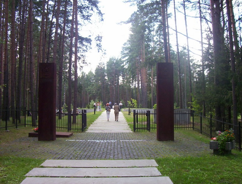 Wejście na Polski Cmentarz Wojenny w Katyniu. Fotografia autora z 2005 r.