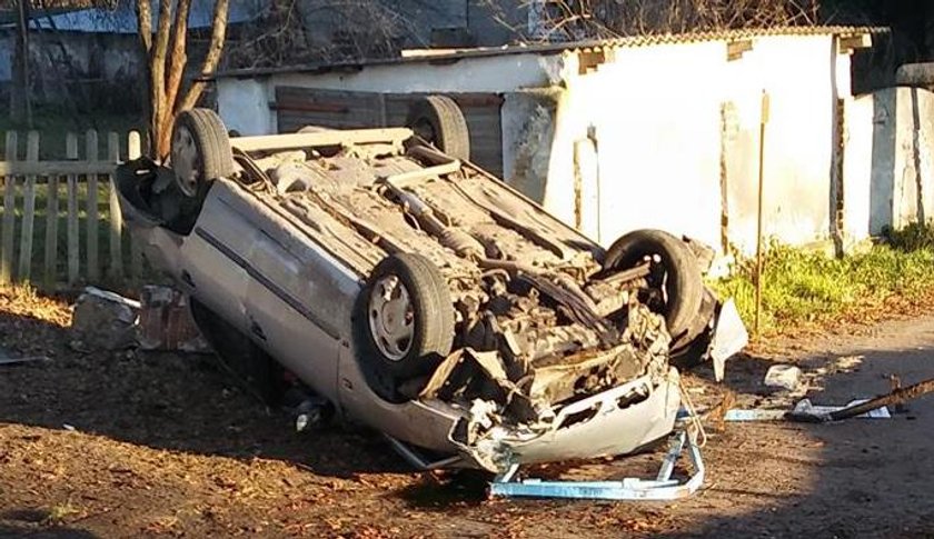 Pijani jechali po wódę. Uderzyli w drzewo i dachowali