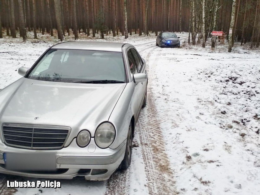 Szaleńcza ucieczka przed policją. 20-latek wyskoczył z auta