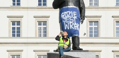 Wszedł na pomnik Lecha Kaczyńskiego z banerem „Gdzie jest wrak?"