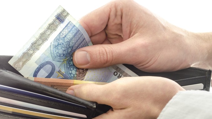 Brojnim Hrvatima u petak stiže novac! Evo ko ima pravo na naknadu