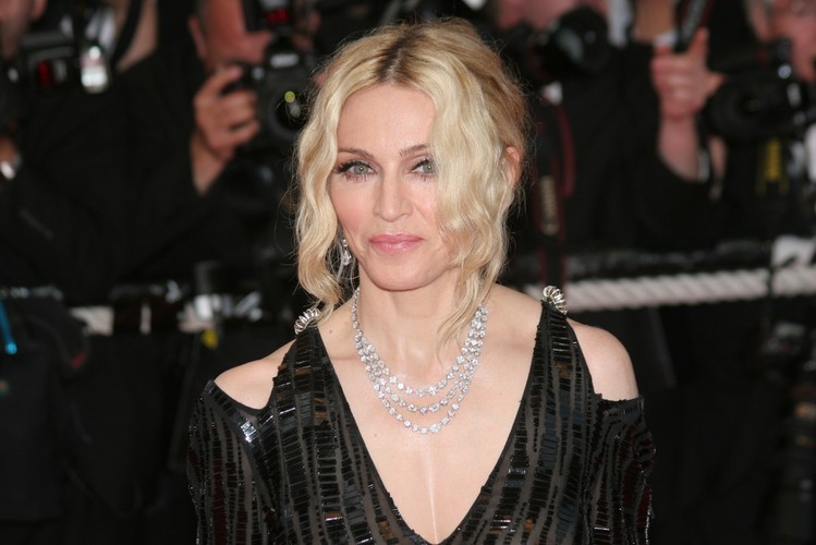 <b>1. Madonna</b> - na jej konto w zeszłym roku wpłynęło <b>34,5 mln dolarów</b><br>
Madonna udowodniła, że nie na darmo nazywana jest 'Material Girl' - piosenkarka zarobiła najwięcej spośród wszystkich muzyków w minionym roku. <br>
Kwota 34 milionów dolarów, jaka wpłynęła na konto artystki pochodzi w większości z biletów na koncerty promujące jej płytę 'MDNA'. <br>
Sam krążek, mimo iż dotarł na szczyt list przebojów w kilkudziesięciu krajach, nie przyniósł wielkiego zysku, bo zaledwie 1,5 miliona dolarów.