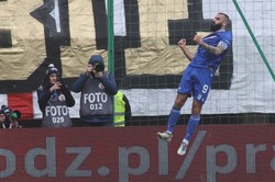 Nieoczekiwany zwrot akcji w Łodzi. Kibice Lecha Poznań przeżyli zawał serca [WIDEO]