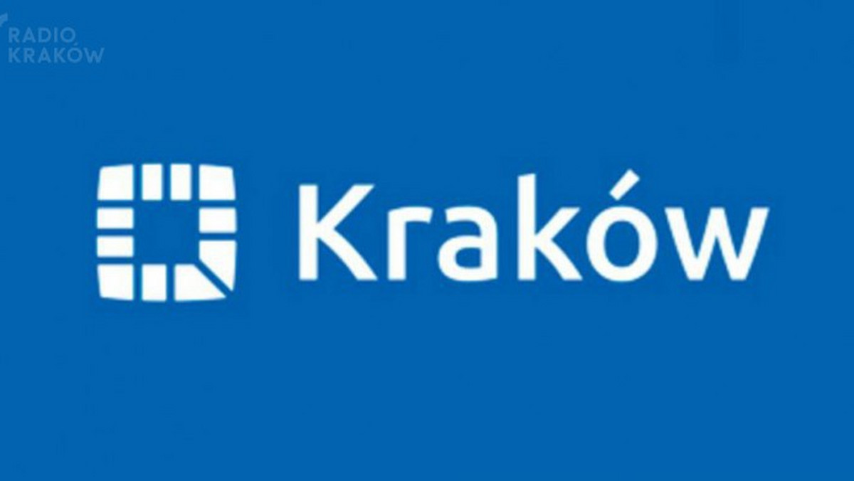 Dziś władze Krakowa zaprezentowały nowe logo. Odnowione logo ma barwę niebieską. Jest na nim umieszczony zarys Rynku Głównego, obok którego znajduje się napis "Kraków". Za powstanie nowego logotypu z budżetu miasta zapłacono 26 tysiące złotych.